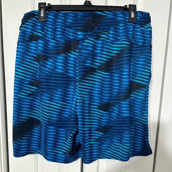 Men’s Nike shorts size large in bright blue pattern - Picture 2 of 4